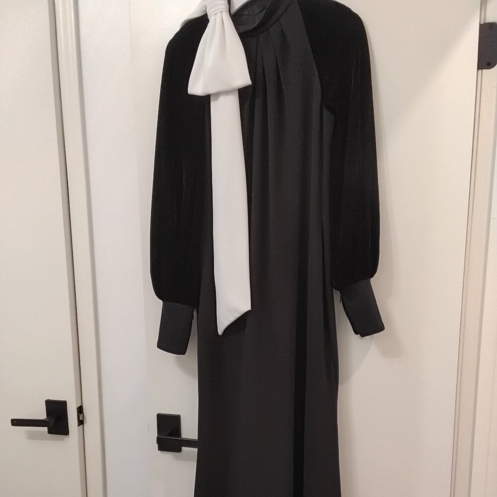 Tadashi Shoji Elegant black slenderizing gown
